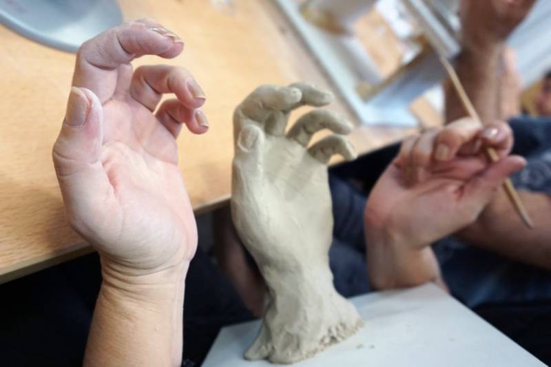 cours de modelage en argile pour adolescent et adulte à Grasse 06 comment sculpter une main